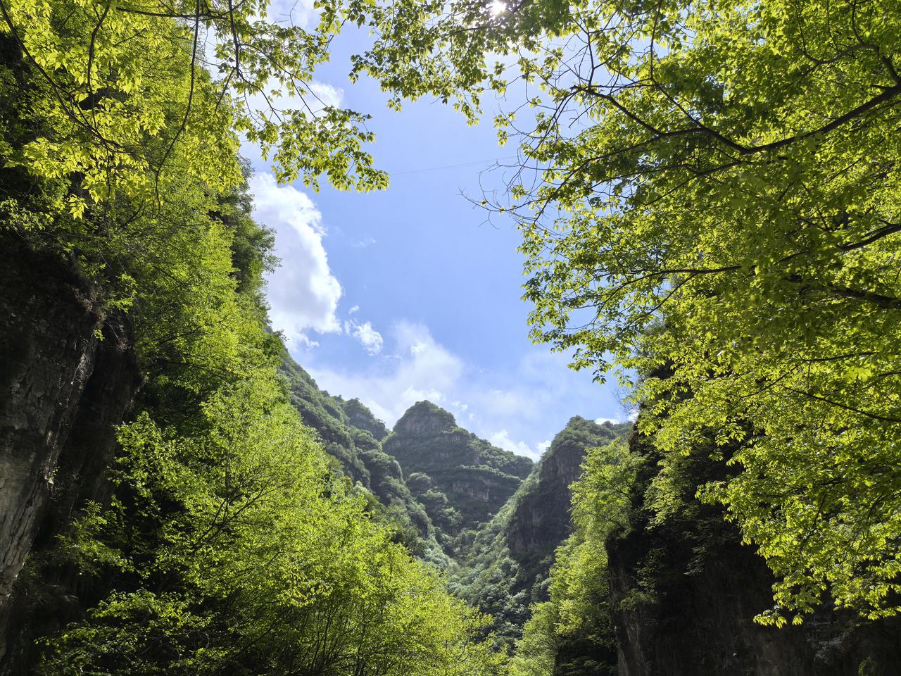 今天从野三坡回来，快到西六环的时候，在妙峰山隧道赶上大堵车，堵到整个隧道里都停下