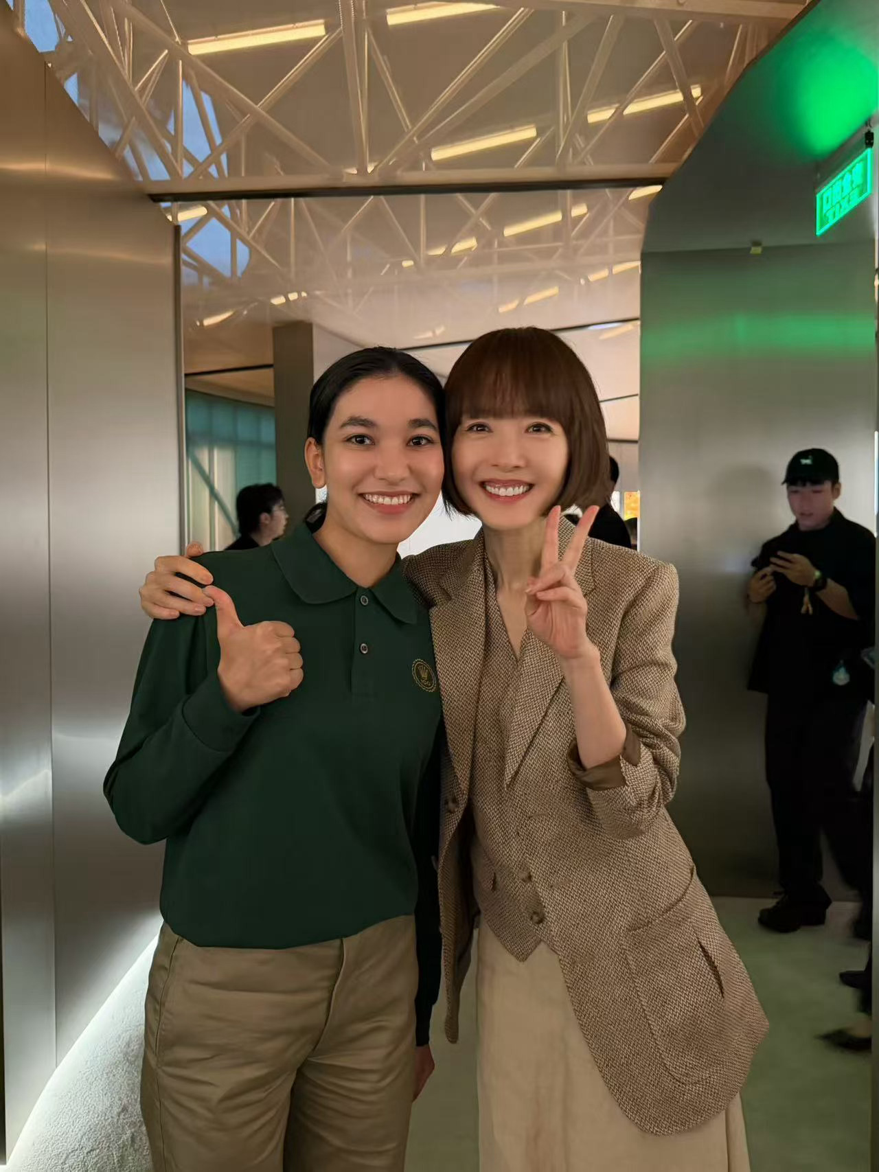 陈鲁豫56岁状态 鲁豫姐生日排面拉满，机场与喜人后台状态依旧在线，温柔松弛，这从