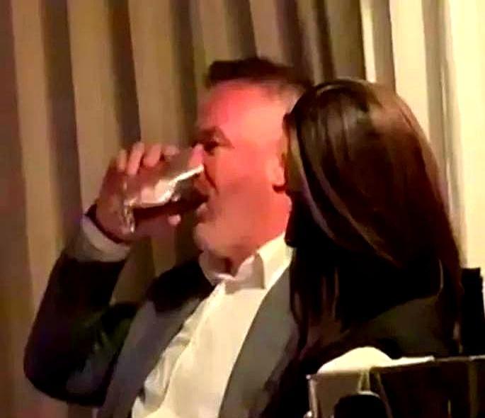 凌晨三点半，曼彻斯特豪华酒店洗手间门口，40岁的鲁尼提着裤子摇摇晃晃走出来，身边