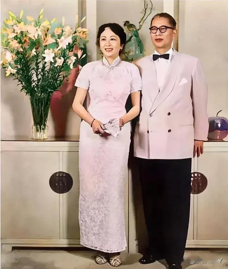 1944年，美国纽约，宋子文与夫人张乐怡的合影老照片。