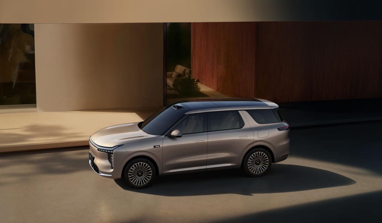 30万内配全线控四轮转向，智己LS8把“百万驾控”拉下神坛吗？
 
开一台超5米