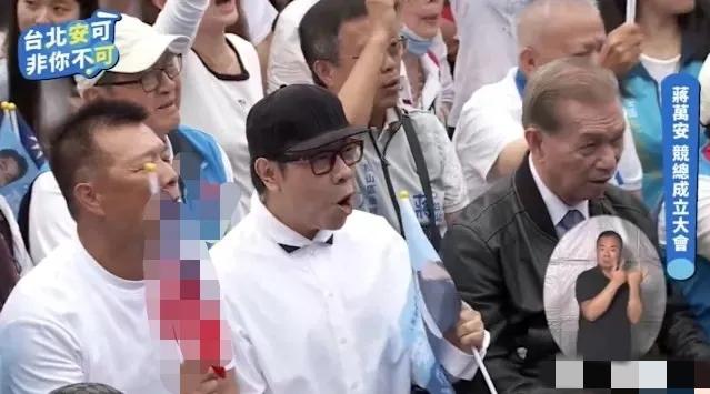 蔡康永今天豁出去了？黑衣抵达以示重视、场内白衣以示呼应，摇滚区全程应援，盛赞蒋万