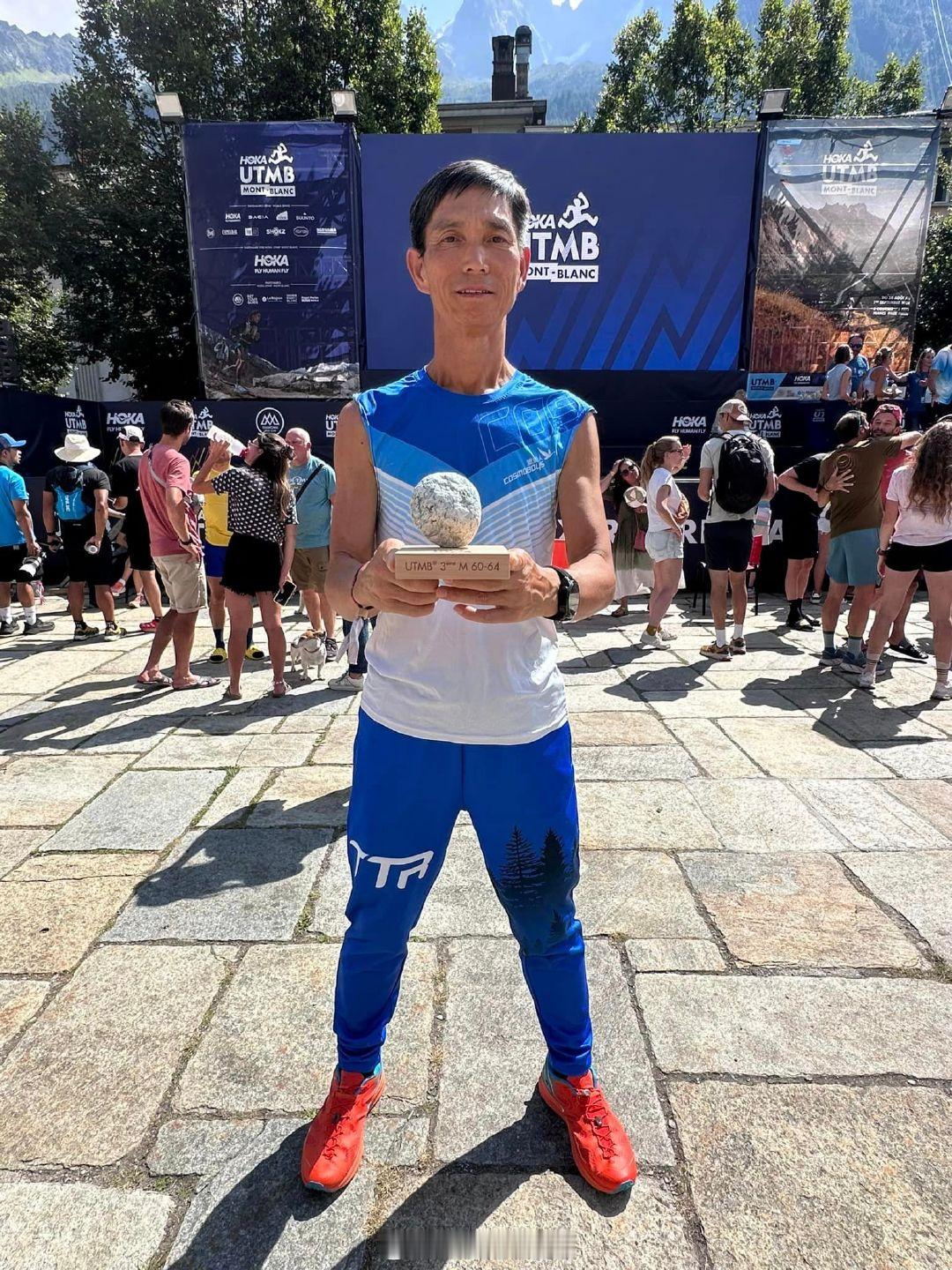 香港超级越野跑高手陈国强展示他在2024环勃朗峰超级越野赛UTMB中获得的年龄组
