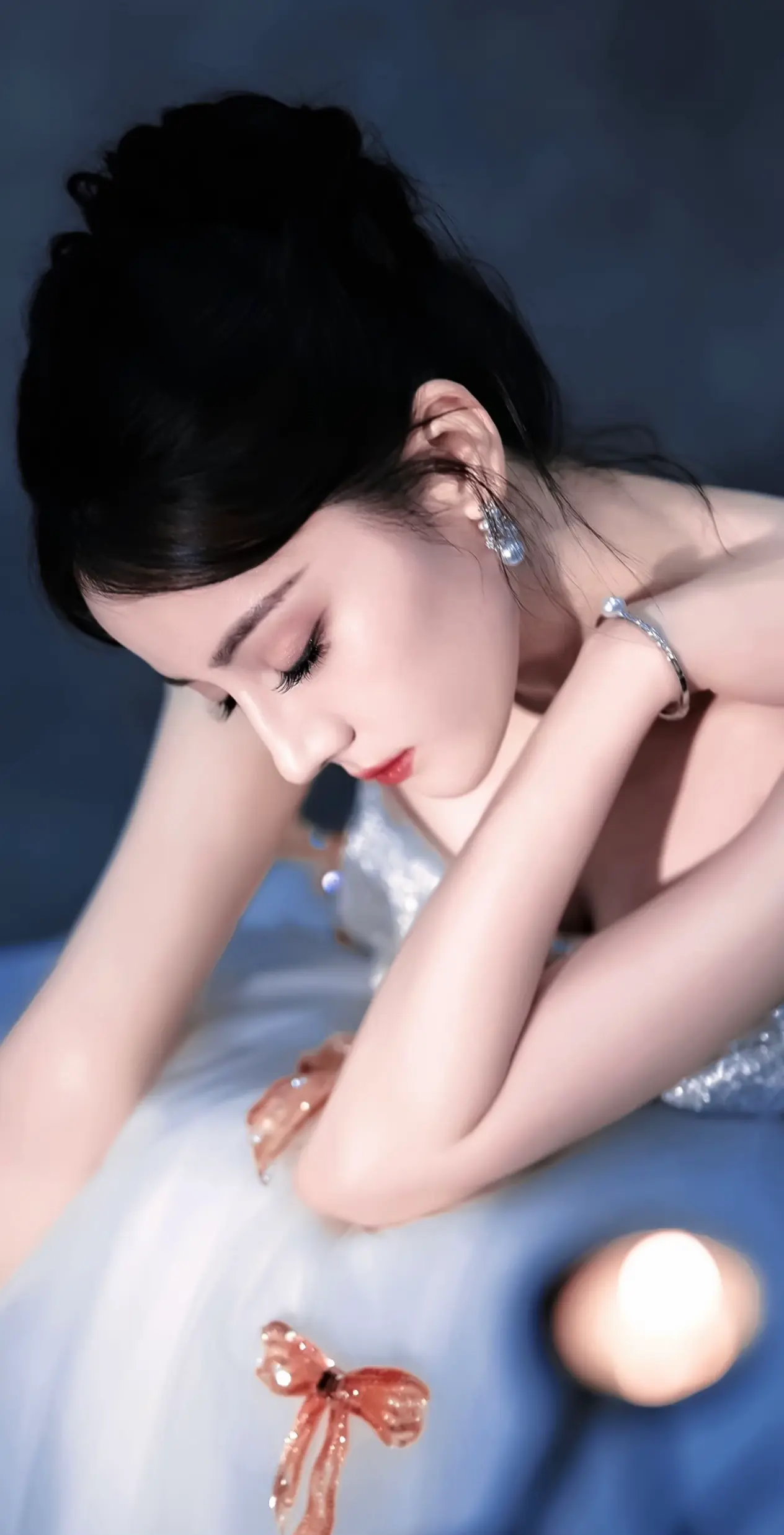 好紧张的芭比娃娃。枭起青壤 修图来自：壹个小盆