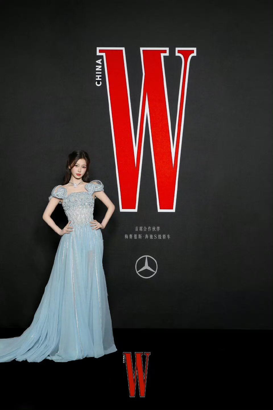 虞书欣的定妆照近日，演员虞书欣在影视作品与时尚活动中以多组造型亮相。其中W年度盛