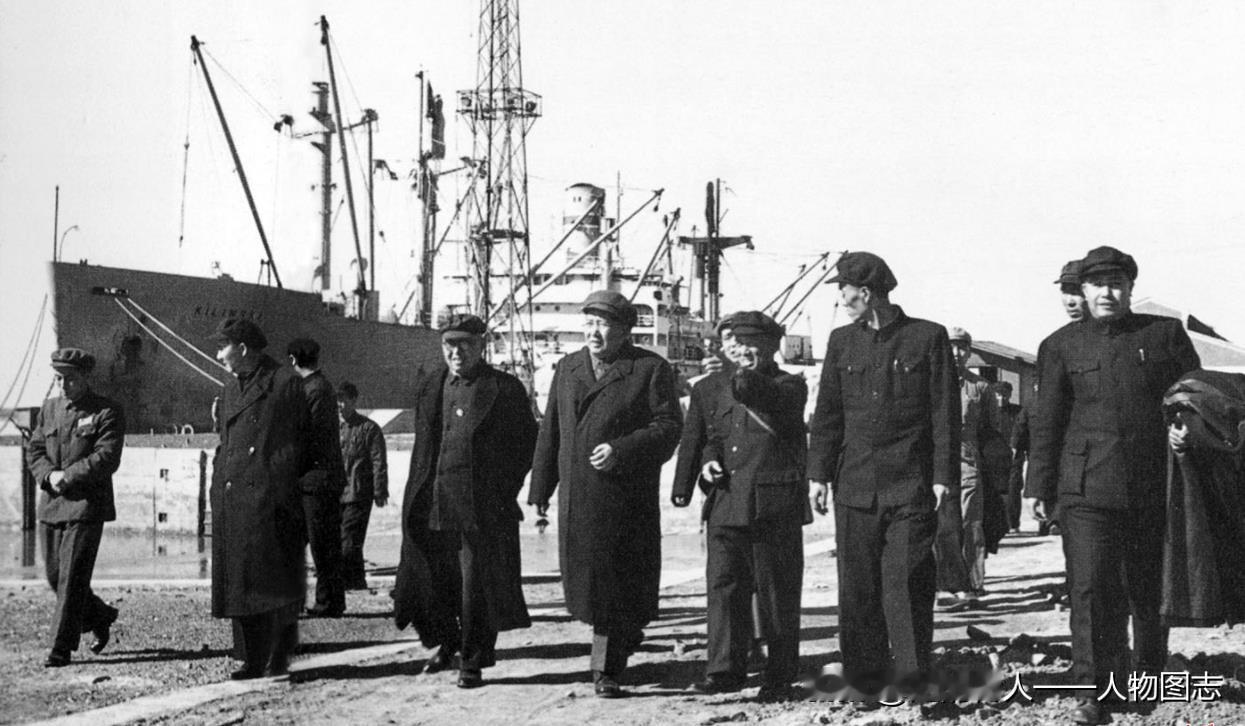 1952年10月25日毛主席视察新建成的天津塘沽新港