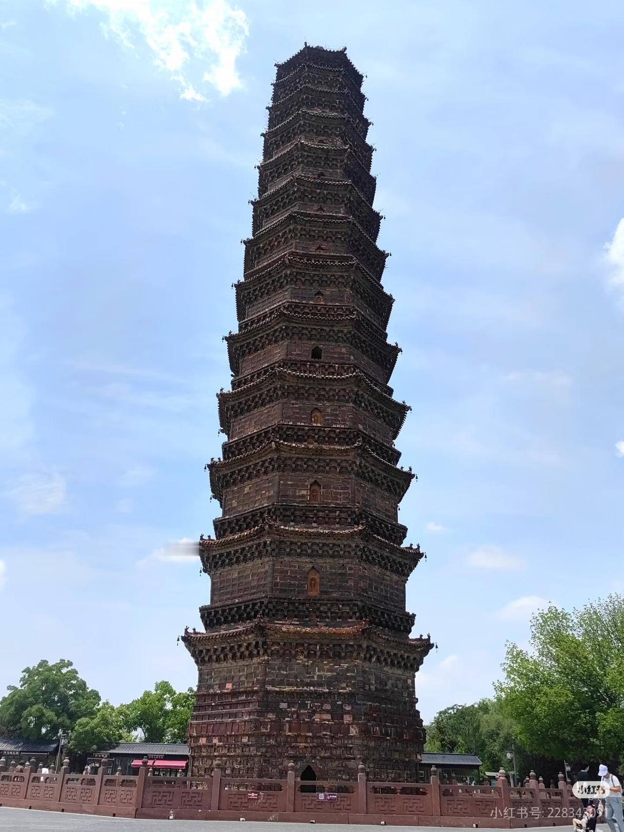 这次旅行，感觉河南开封铁塔确实在值得一去!
不要小看这个铁塔，还是宋仁宗时期组织