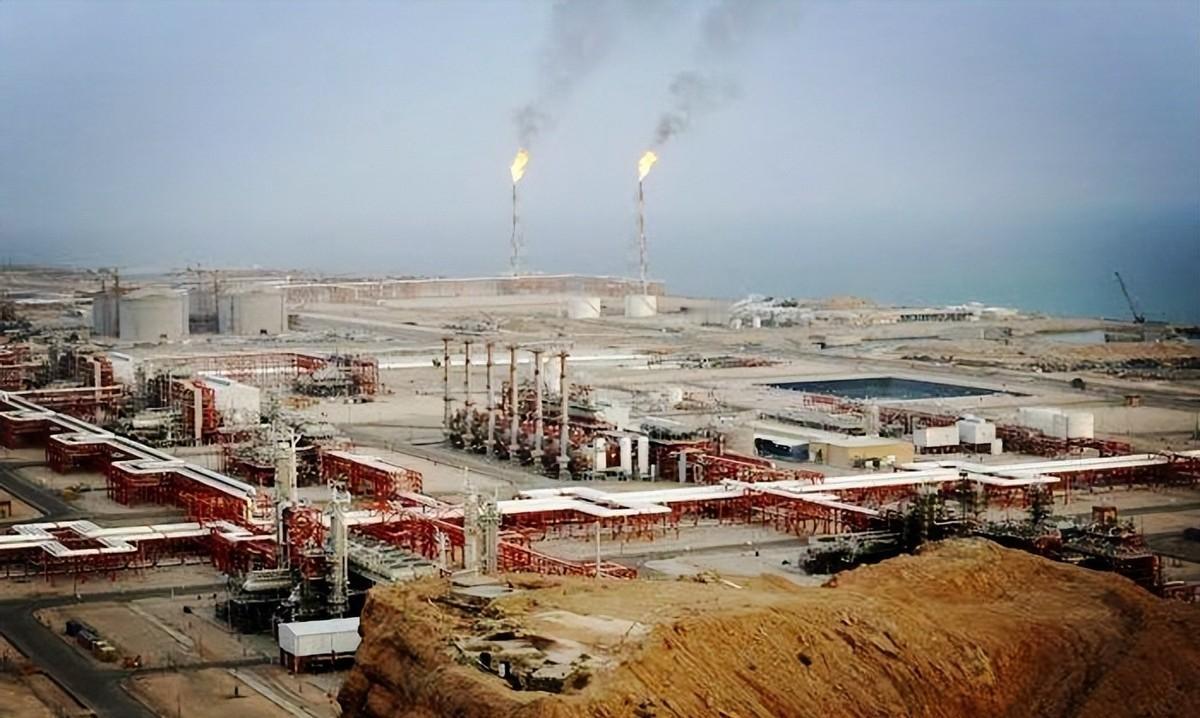 特朗普最近放了个大话，说美军炸伊朗哈尔克岛纯粹是为了“图个开心”。他嘴上喊着彻底