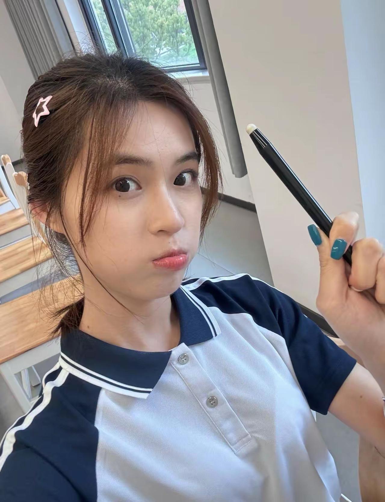 嘟嘴的女孩甜笑萌女孩 女生的嘴巴 小姑娘卖萌 烫嘴女孩 贪嘴的小丫头