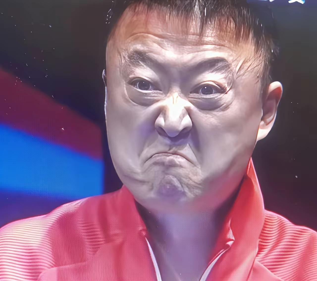 是谁又在犯错把马琳气成这个样子，整张脸都扭曲变形了，肯定又是某个运动员没有打好，