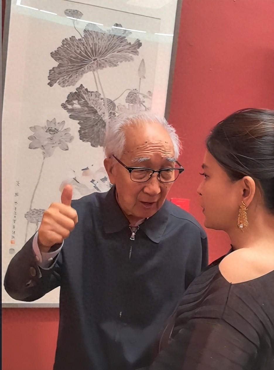 知名演员嫁大44岁老艺术家，现丈夫91岁垂垂老矣，她47岁貌美如花
   
91