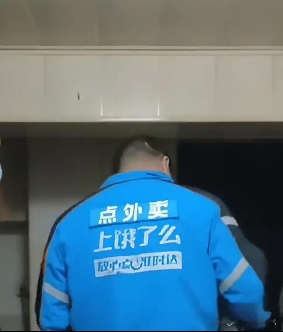 饿了么外卖小哥应该没少偷吃外卖，这身材壮实，肥头大耳，趁热身穿外卖服就跑去偷吃，