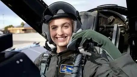 以色列真急眼了！全天候连轴转，把飞行员当牲口使。一天飞12个小时，连睡觉的功夫都