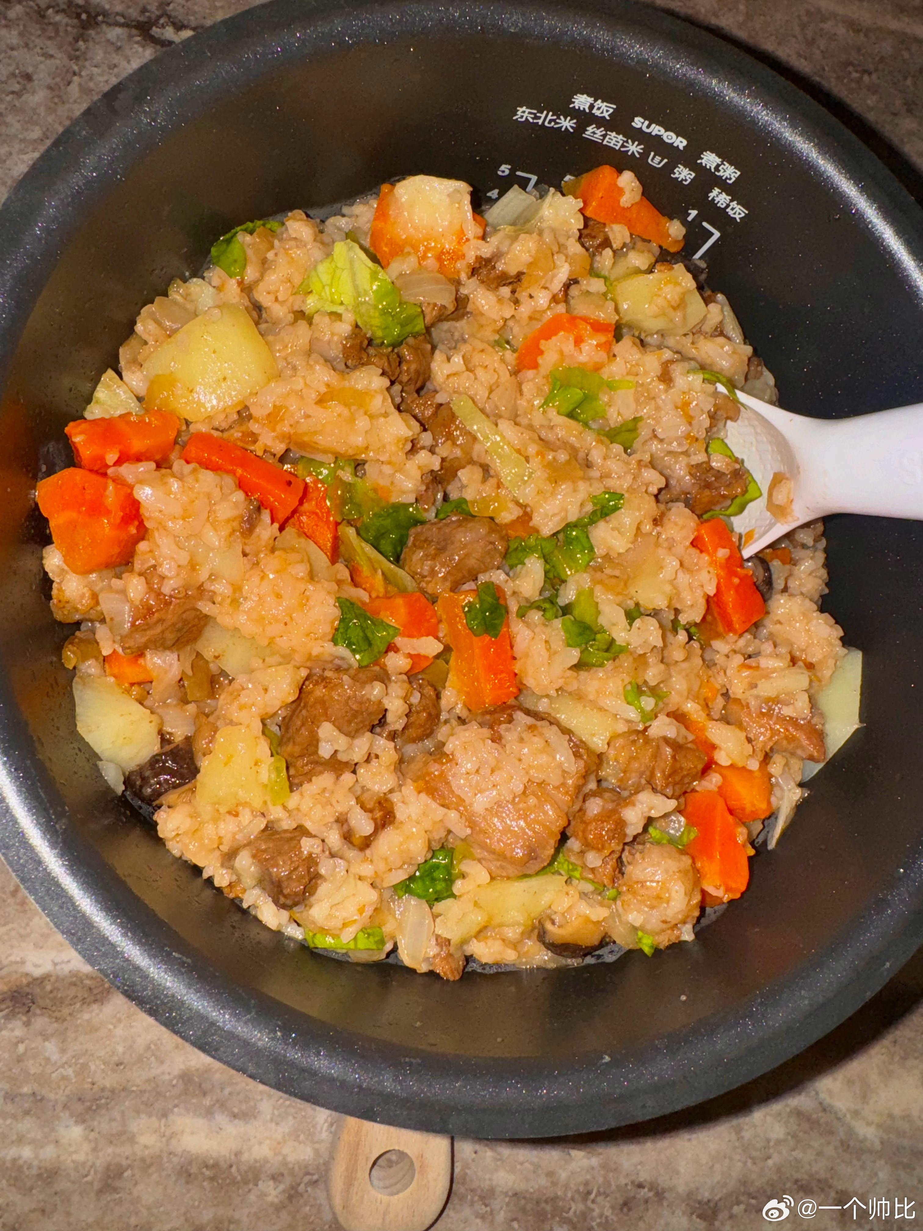 电饭煲做了个焖饭，每次做这种就掌握不好加水量，蔬菜一出水米饭就有点稀。 