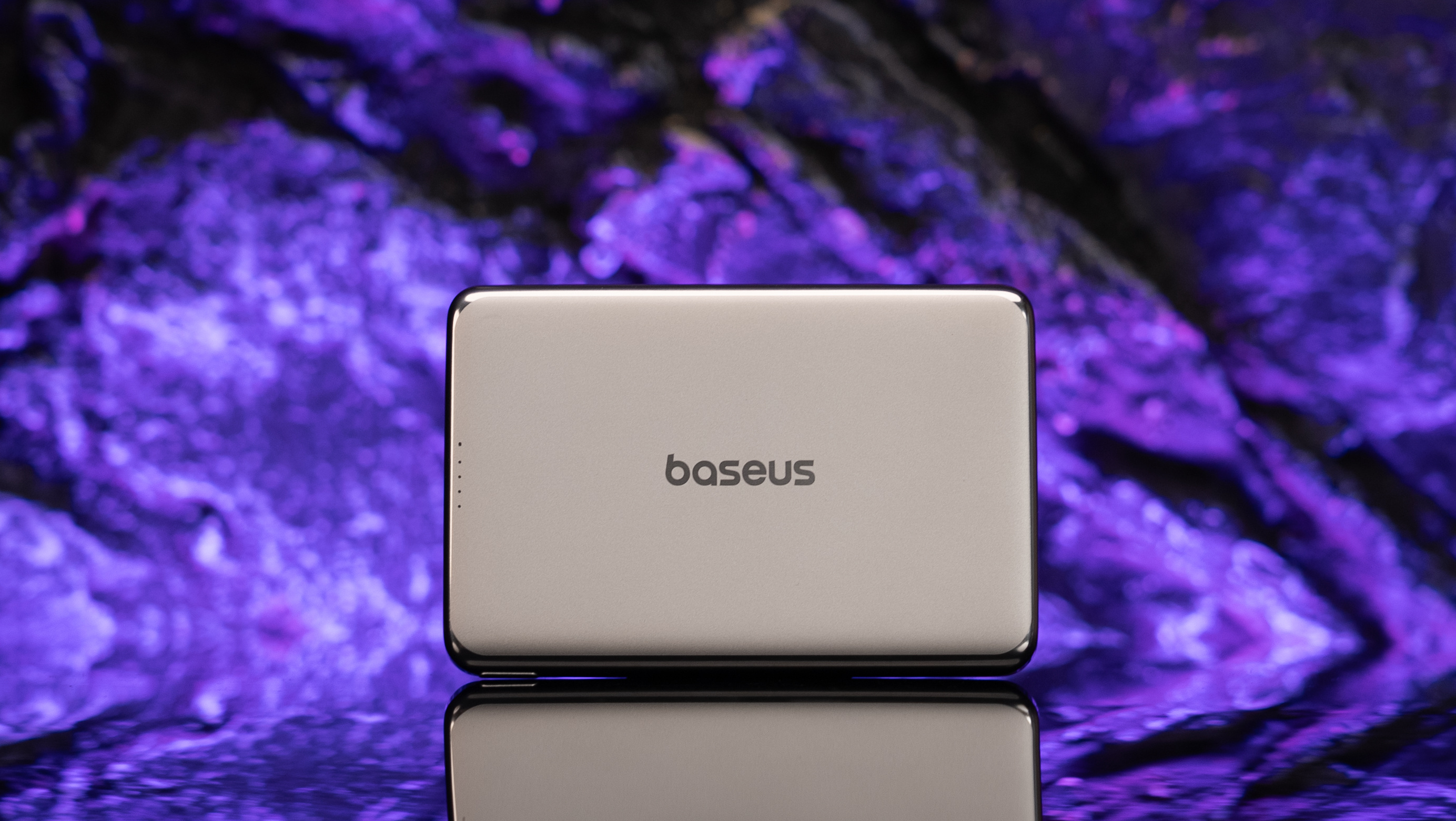 如果你和我一样用的也是苹果手机，那这款倍思卡片磁吸充移动电源真的值得你好好看看，