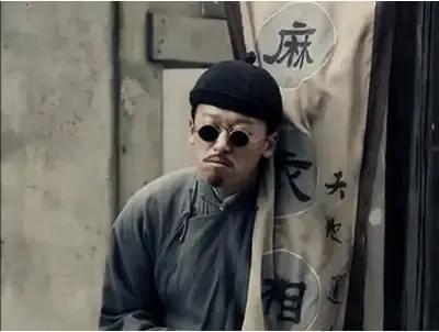 从前，一个算命的人问一个年轻人他多大了。年轻人说：“我19岁了。”算命先生叹了口