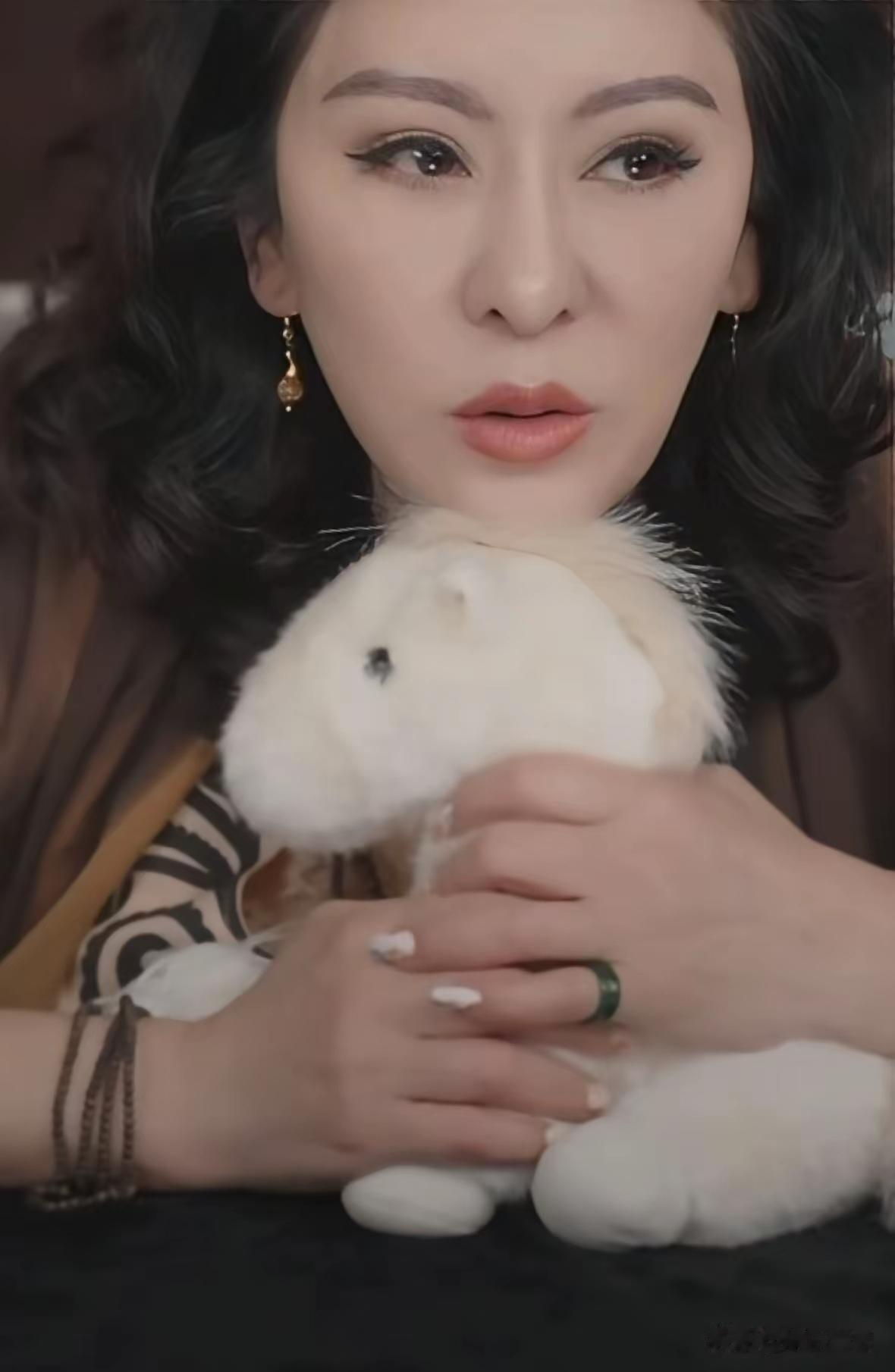 刷到向太说端午要回中国台北，就因为郭碧婷闹了点小意见——孙子生日没专门过，孙女每