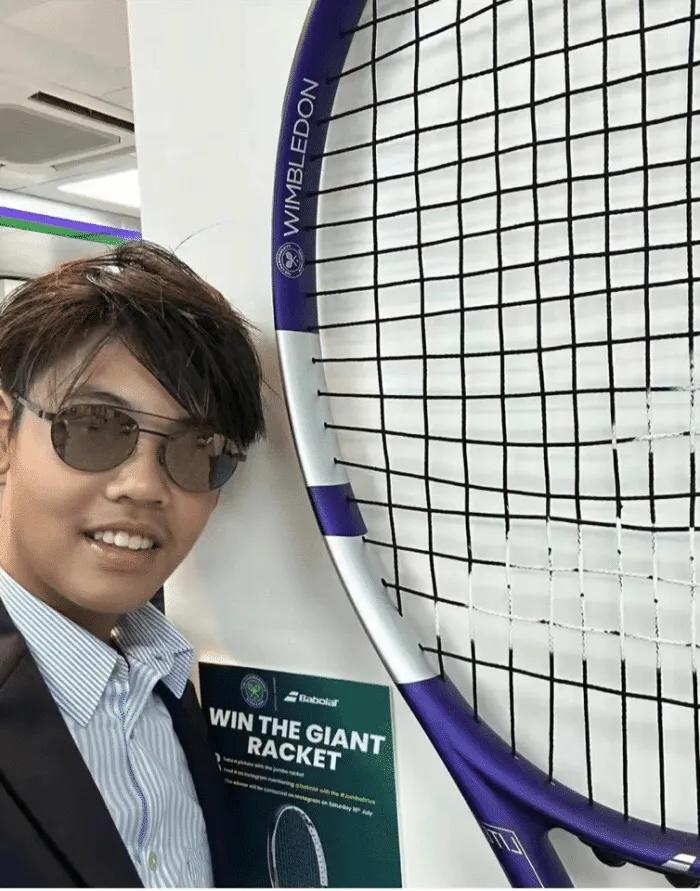 有多少人会相信这是最美“港姐”李嘉欣的儿子呢？
身上既没有遗传到妈妈的绝世容颜，