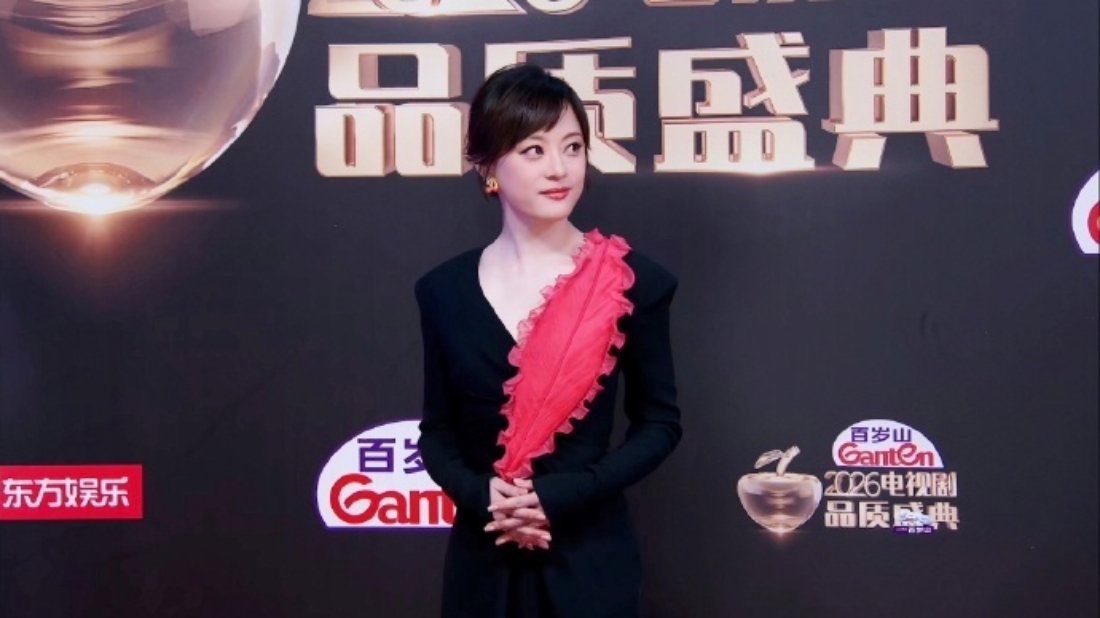 孙俪这一抹红羽太抢眼了🪶每次出场都能带来不一样的视觉惊喜