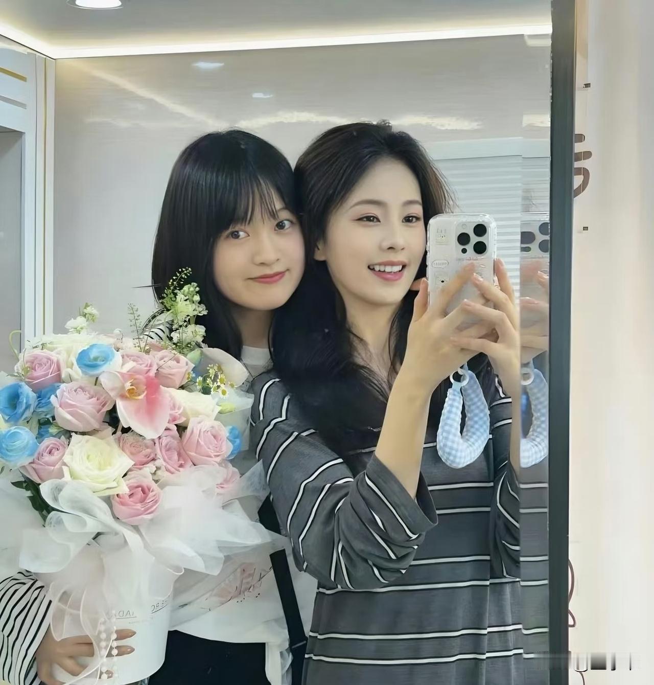 你可以说白鹿演技不行，
也可以说白鹿妆造不行，
但有一点真的没得黑，她对她的闺蜜