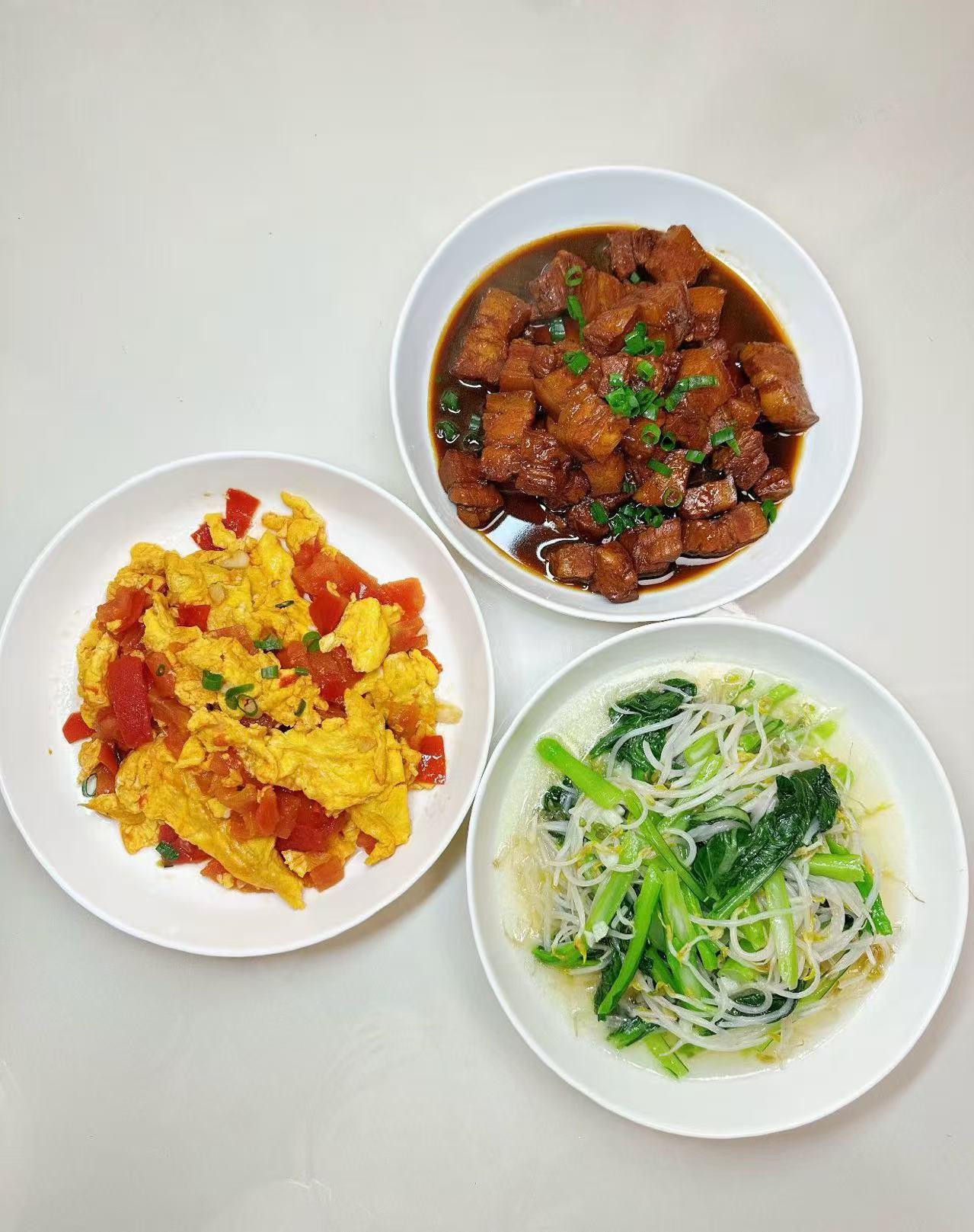 家常红烧排骨、番茄炒蛋、清炒时蔬，色香味俱全！