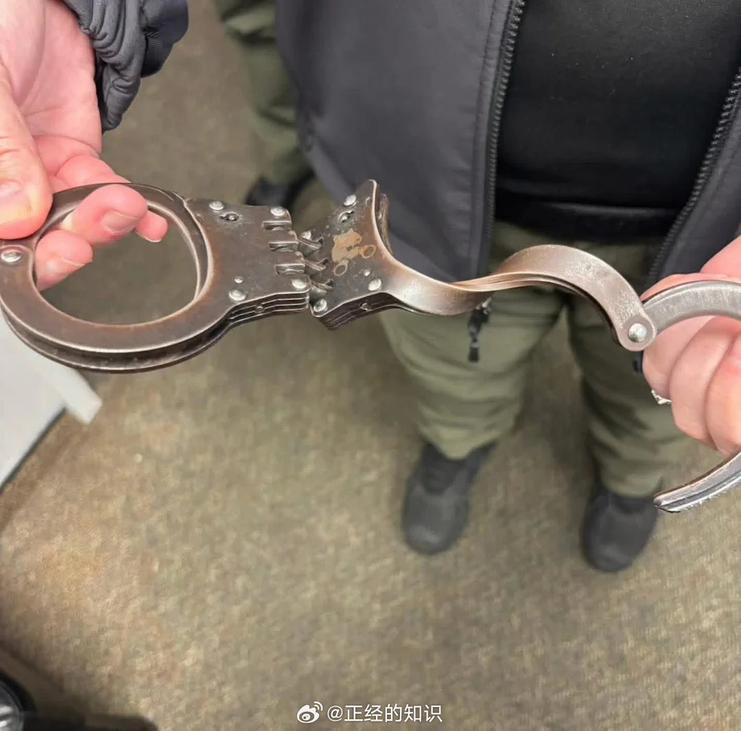 佛罗里达州马丁县监狱的一名囚犯在经历精神健康危机的同时，凭借绝对的力量扭转并打破