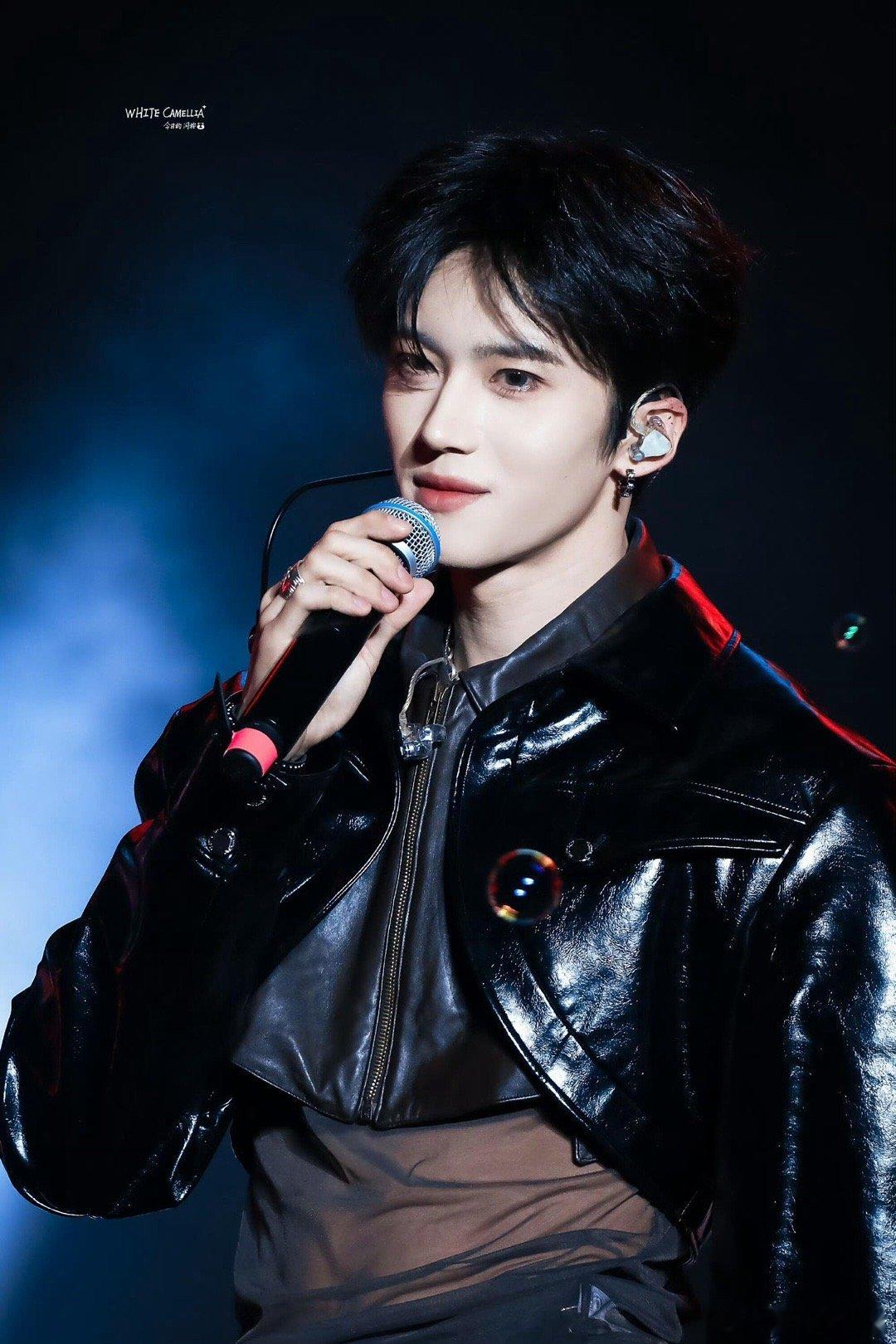 又是被闫桉现场圈粉的一天！音乐节上他全程投入，歌声里满是故事感，与乐队配合天衣无