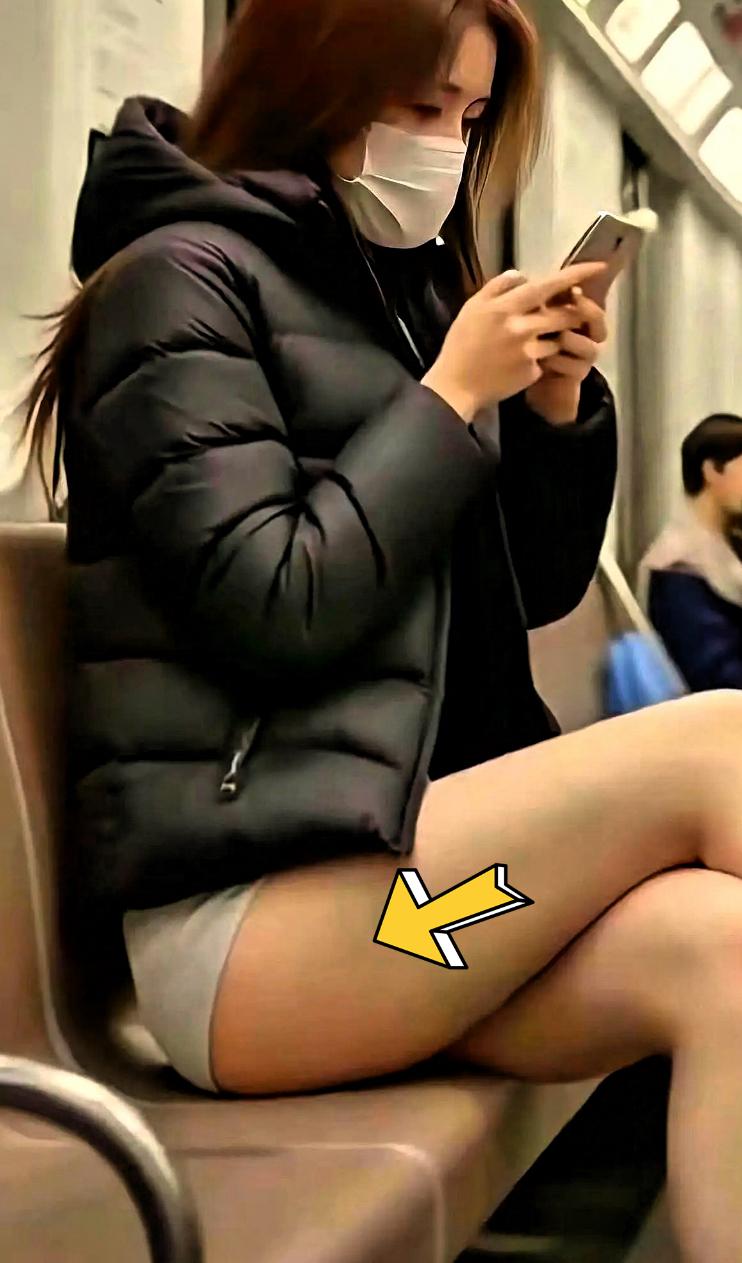 北京零下3度冻得我揣手！
前面姑娘羽绒服配短裤，
白腿晃得我替她打颤！

今天北