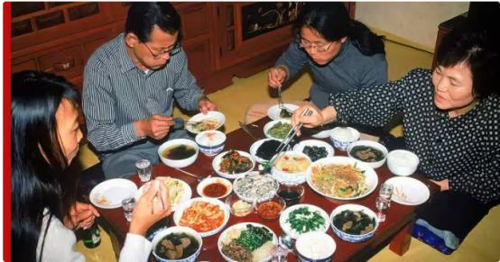 俄罗斯超市里的啤酒、菜籽油和烟草，朝鲜餐桌上的猪肉副产品，看上去都是再普通不过的