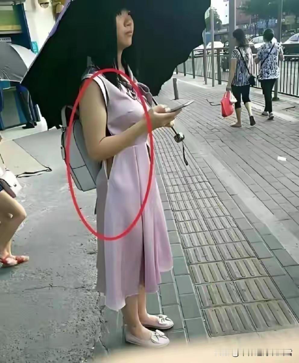 下班回家公交站看到的，不好意思上前提醒，但愿女士能自己发现吧[祈祷][祈祷]