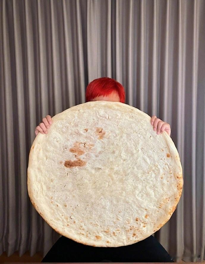 邓超真是超级搞笑啊！

微博上晒大饼！

邓超言：饼之大，一个白胜吃不下，要一起