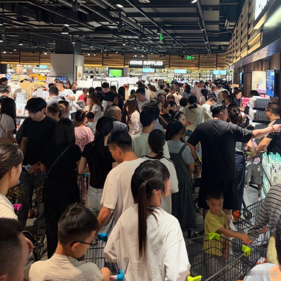 游客不信胖东来爆满到店买2购物车上次开车600公里去这个超市，就是想体验一下贴心