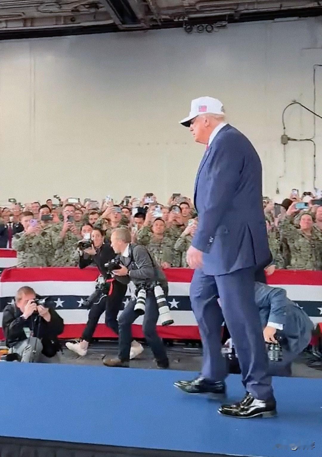 特朗普一出场台下的美士兵人手一个手机拍他，美军对手机泄密并不怎么在乎。
