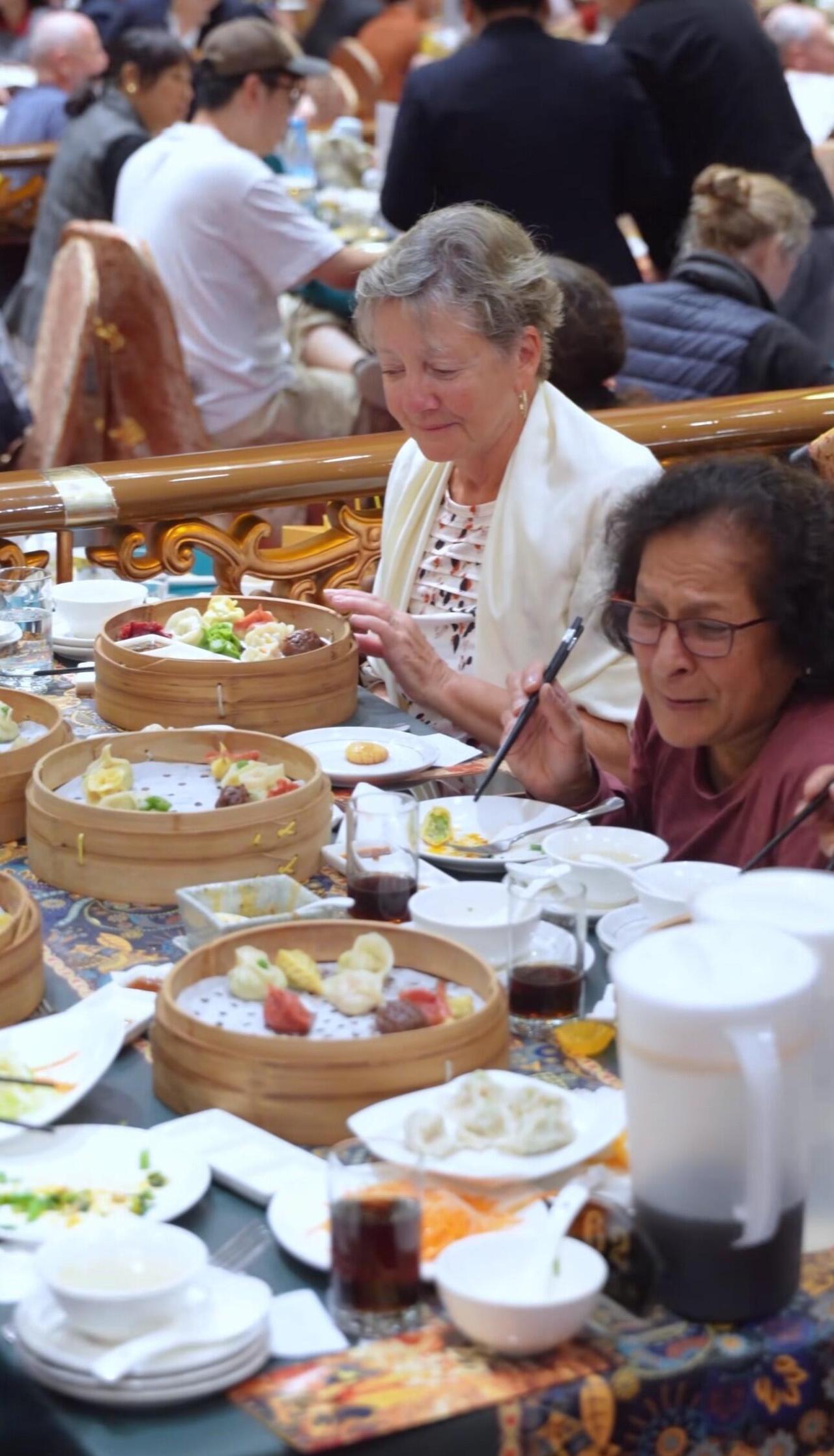 终于知道老外为什么不用筷子了，看照片中的他们拿着我们中国的筷子，要么拿着像写毛笔