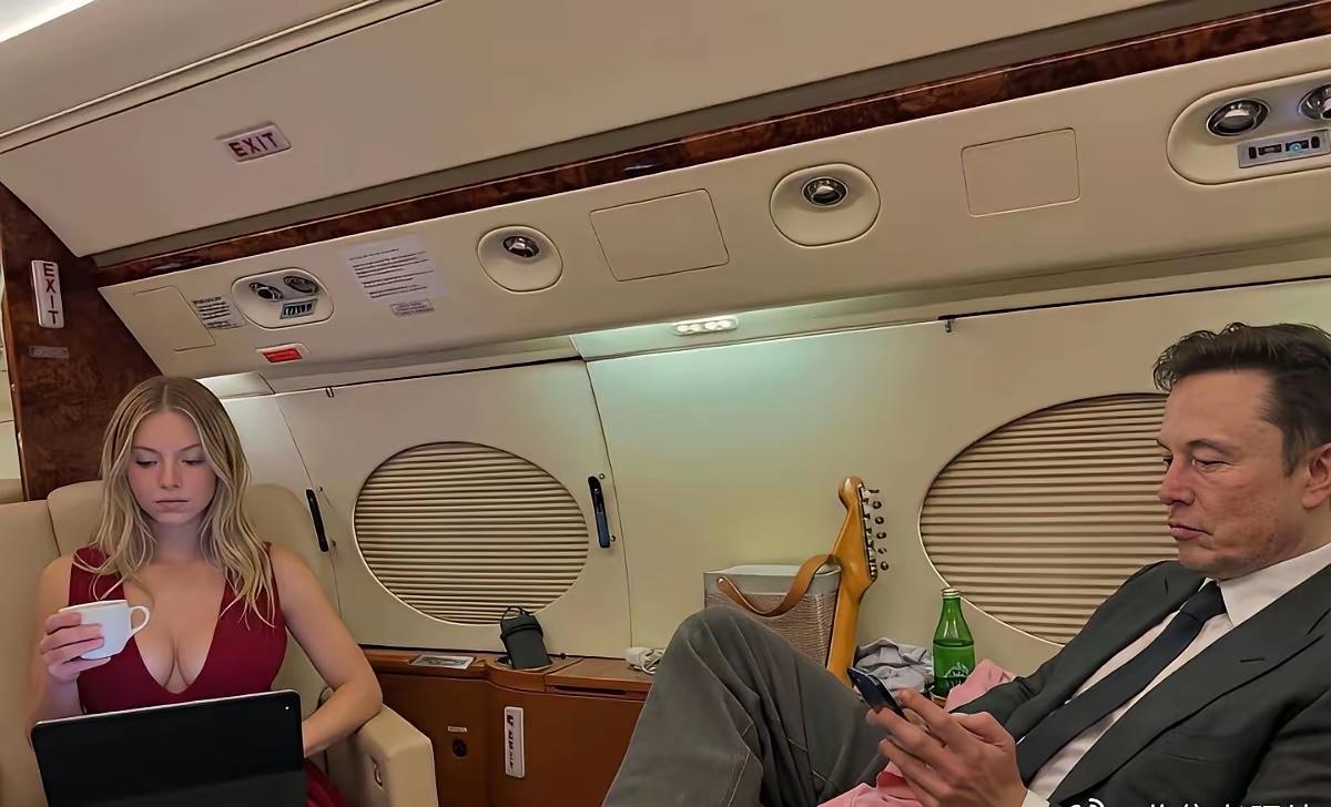 马斯克真有钱，从照片来看他坐的是私人飞机