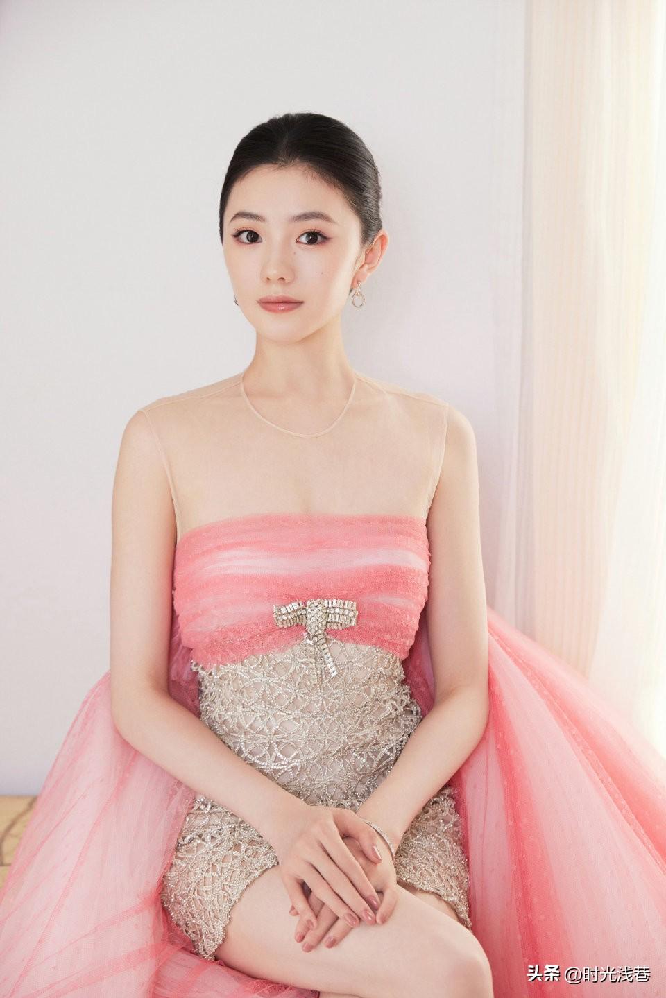 刘浩存春晚舞台的惊艳舞姿让人印象深刻！她的美貌同样倾国倾城，惊艳四方！