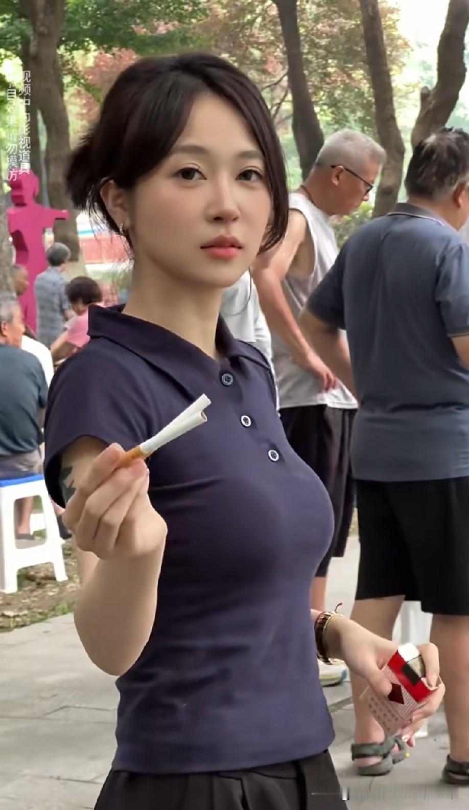 看这样子还可以，就是那些纹身，还抽烟[叹气]