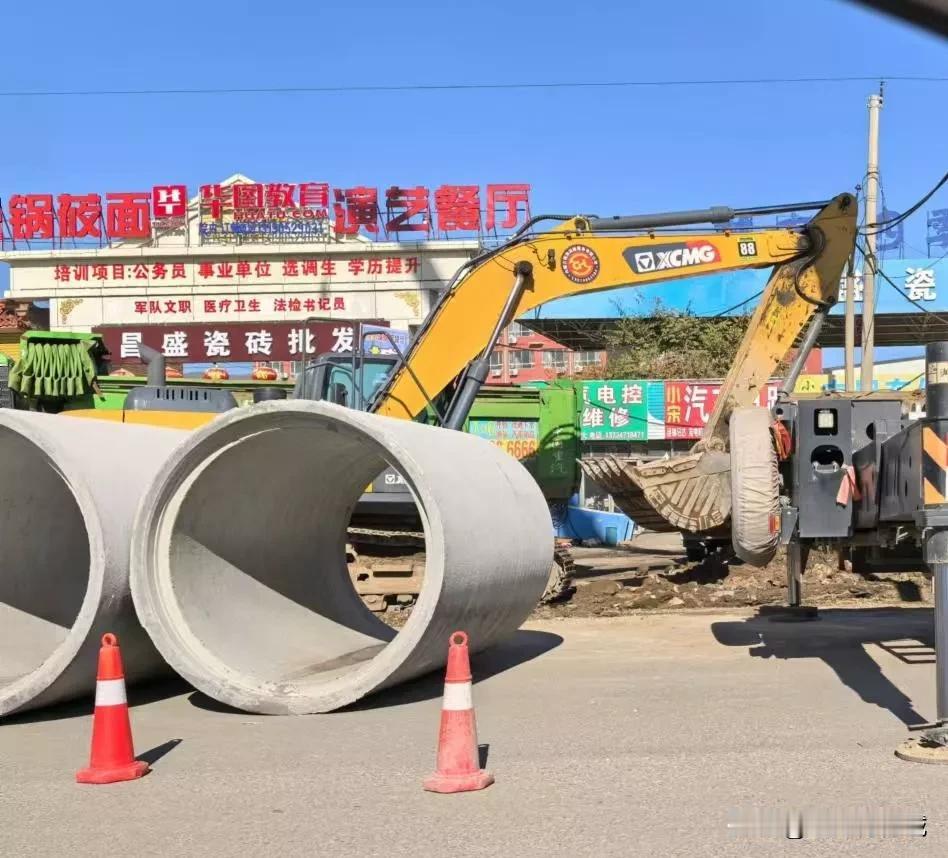 呼和浩特的大青山街（原G110毫沁营段），道路两侧施工围挡交替出现，一会儿挖这儿