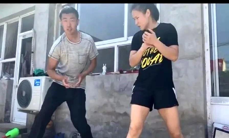 虽然张伟丽的成功道路很励志，其本人一直也很努力。但她身体练得再厉害，认知上好像没