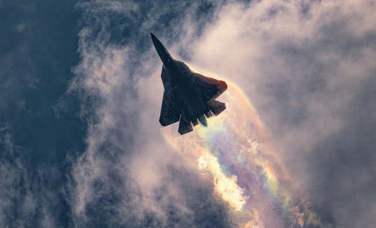 俄式暴力美学！
集颜值与战力于一身的空中利器！

苏-57战机堪称“帅气杀手”…