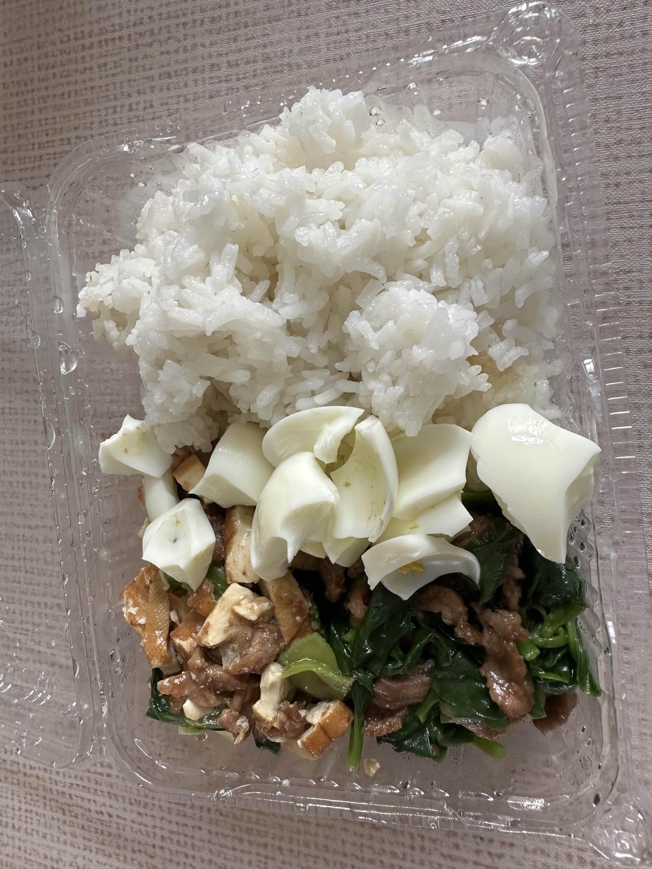 今天早上8:00给老爸送的早饭，一大饭盒粥和一点小菜，小菜是炒芋头片，够吃两顿，