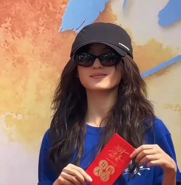 张子枫瘦得脸颊肉都没了刷到张子枫近照真的吓了一跳，脸颊肉完全没了，整个人薄得像纸