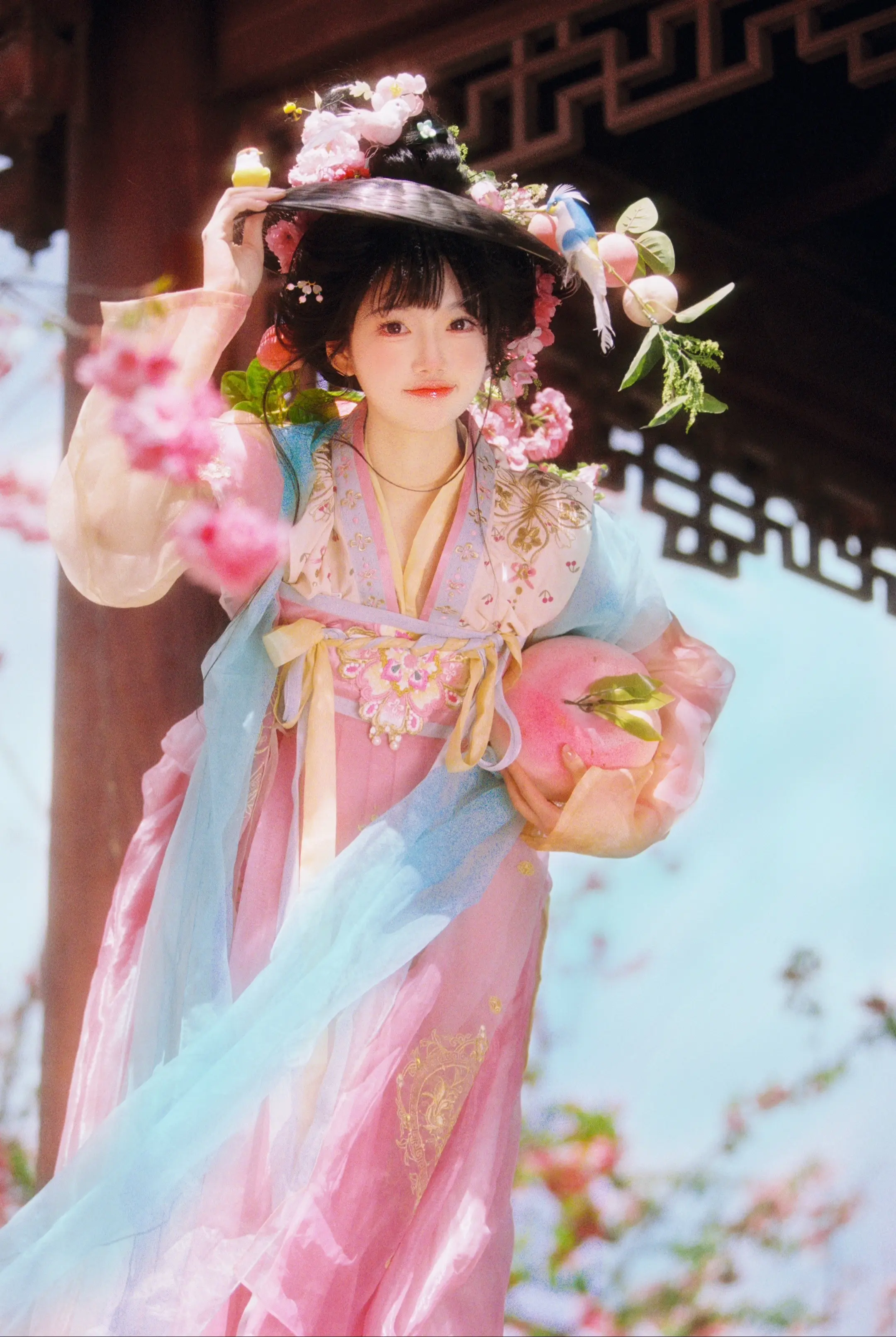 “小仙君，吃颗桃吗？”