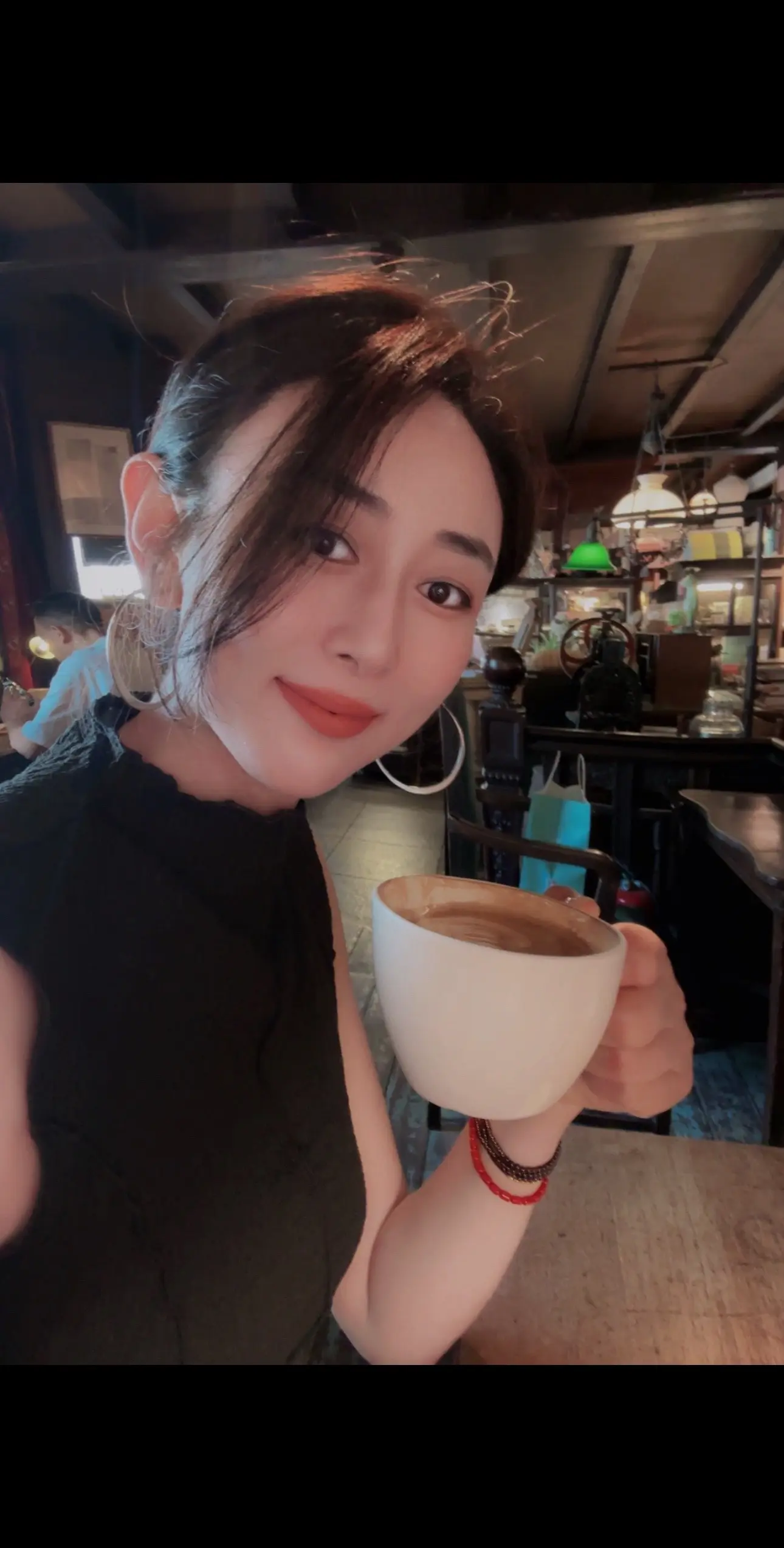 当路走不通时，别急着撞墙。试着在墙根底下坐一会儿。或许能欣赏到墙头开出的花。