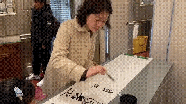 49岁的翁帆依然温婉！近日，翁帆现身香港参加活动，作为华东师大香港校友会名誉会长