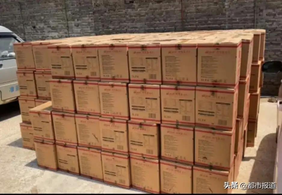 山东临沂，一女子给中石化员工转16万，买了400箱花生油，装车后出门时，却被仓库