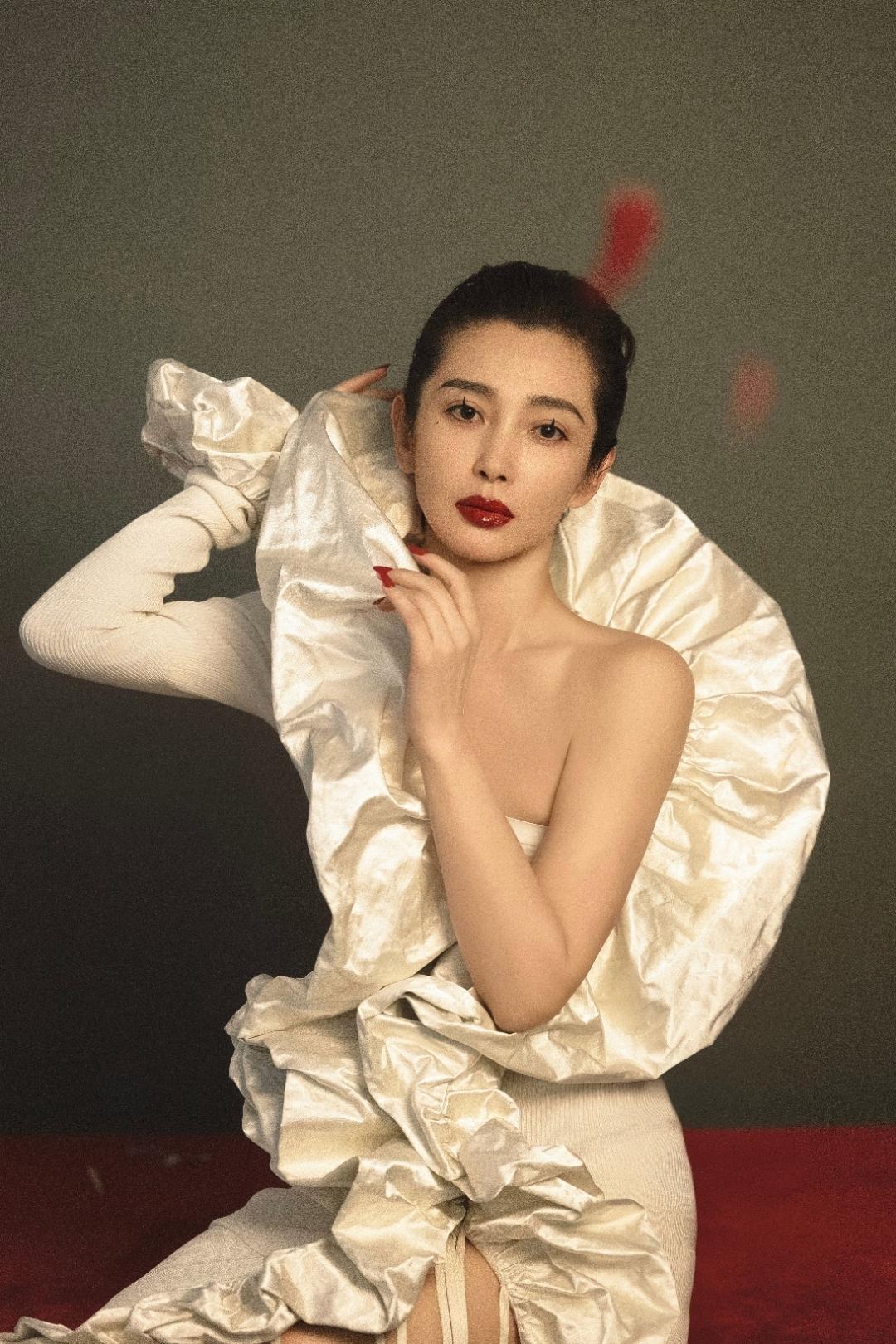 李冰冰这组全新视觉大片，便成了一场关于“时光与力量”的极致演绎。没有刻意的年龄感