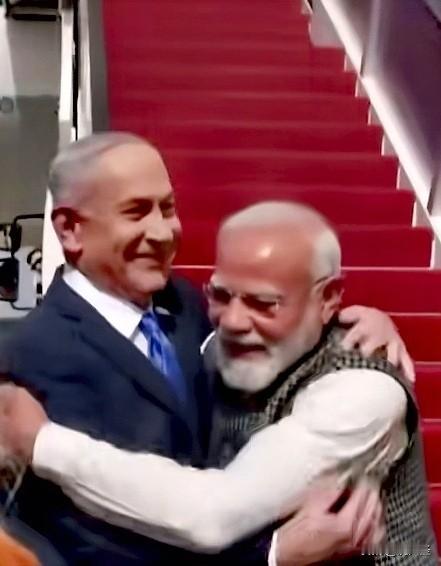 印度崛起这事，还真不好说。它有不少优势，2023 年人口超 14 亿成世界第一，