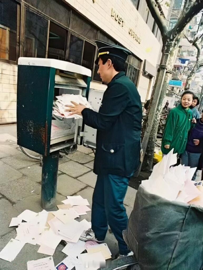 1991年，上海，一位邮政人员在打开邮筒时，里面的信件和贺卡如同雪花一样飘落，里