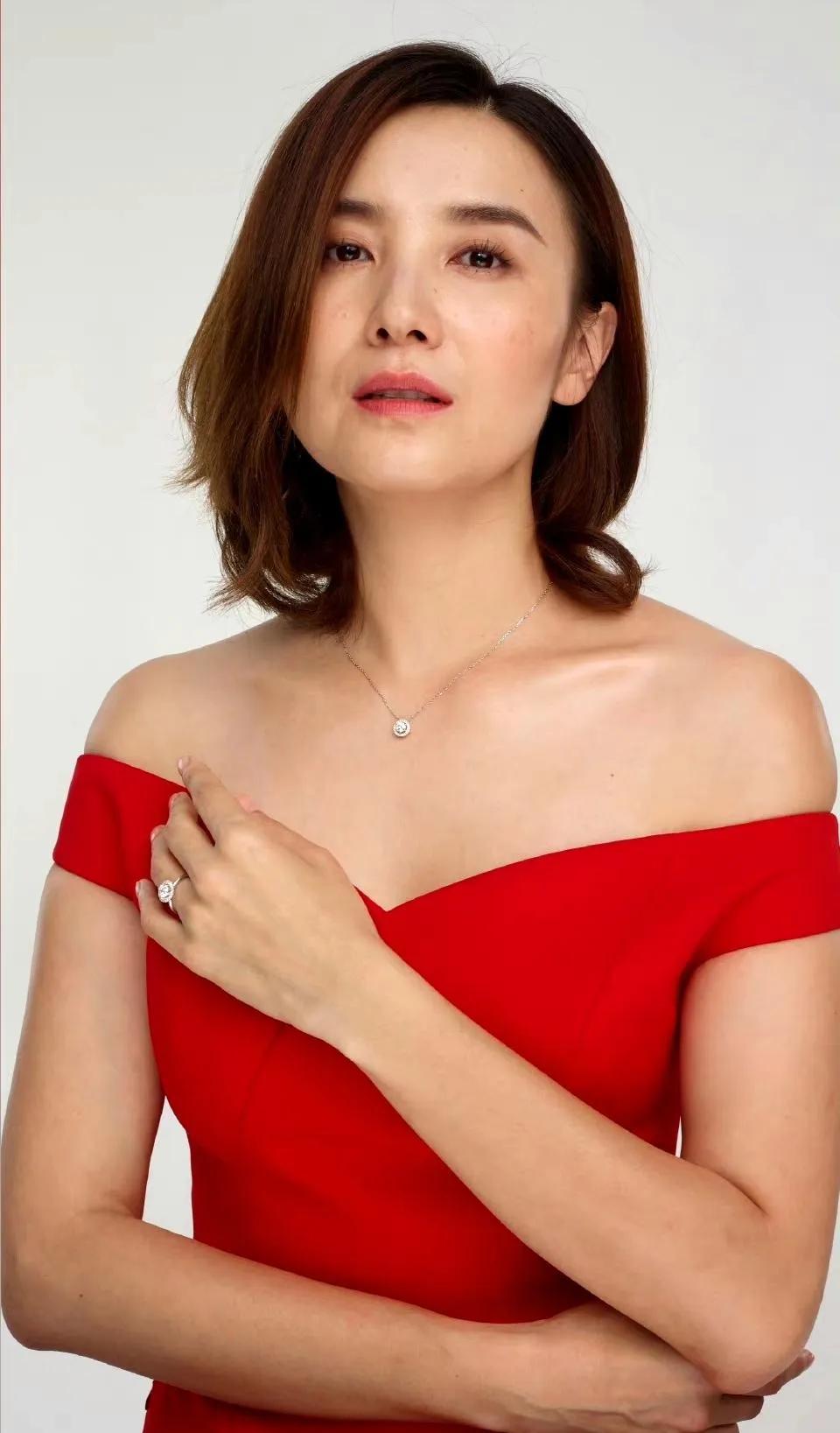 42岁的小宋佳，身材高挑，皮肤白皙，五官精致，年轻漂亮，气质十足。
虽然已经年过